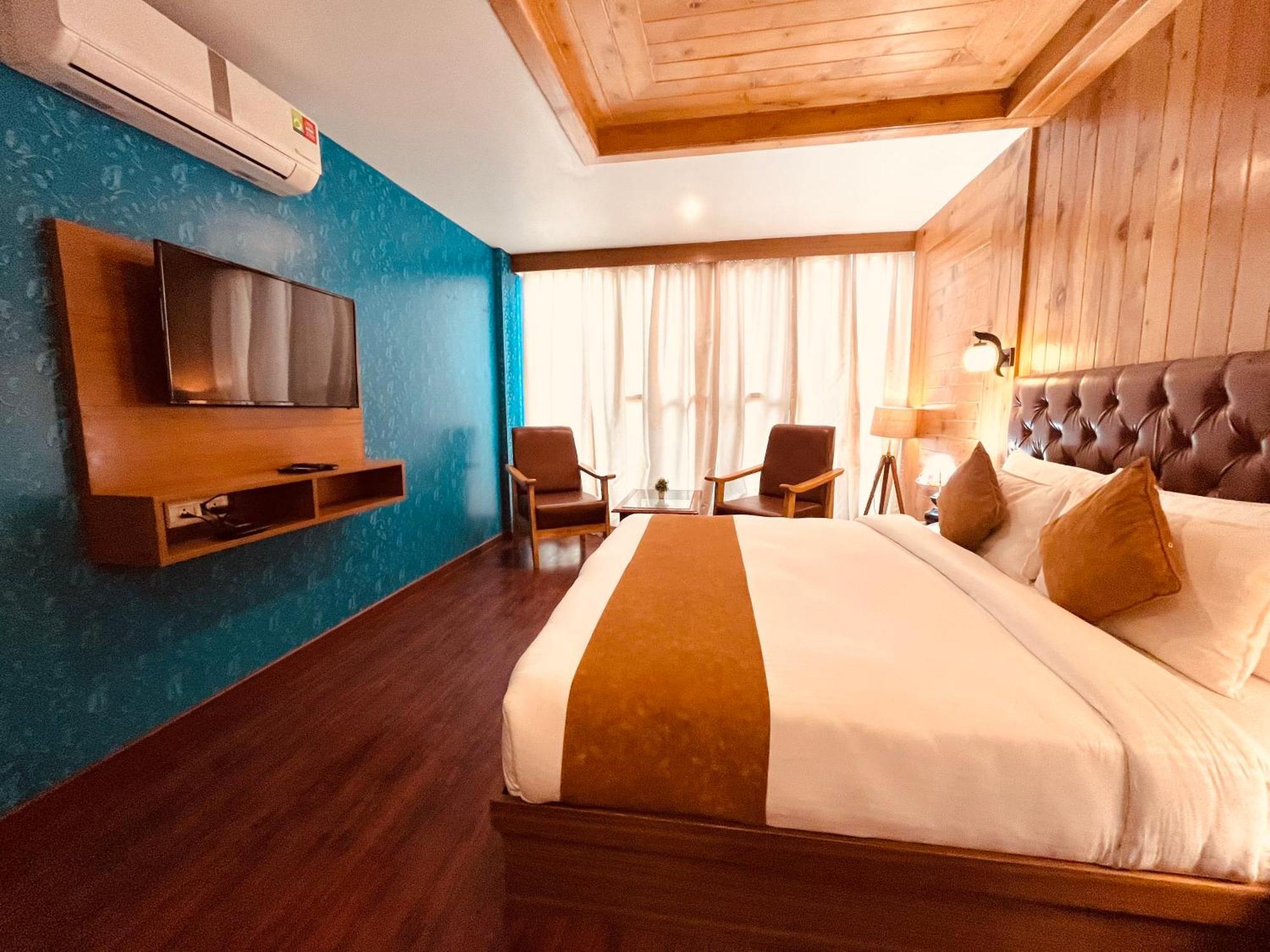 Vista - Centrally Heated & Air Cooled Near Mall Road Hotel