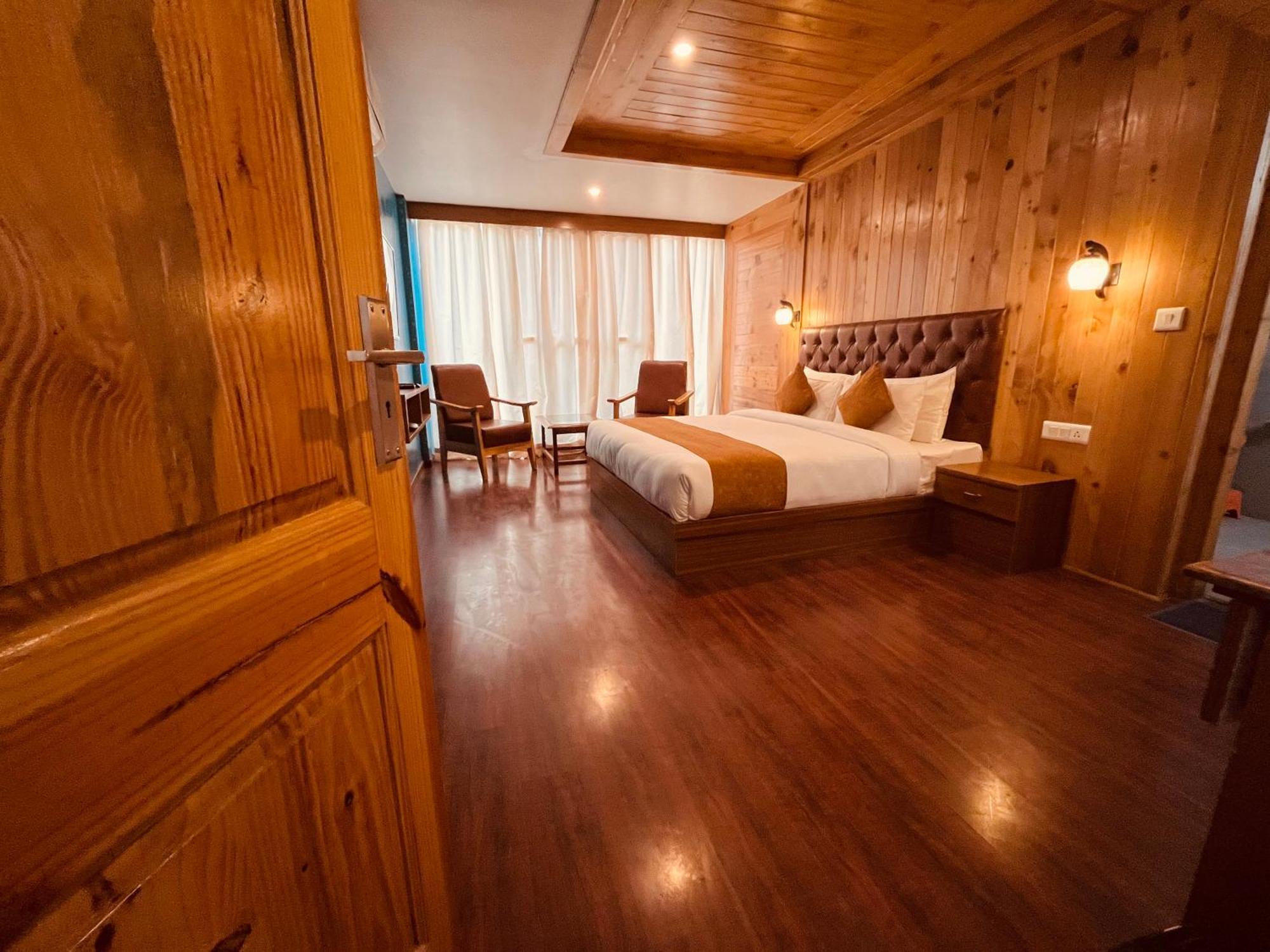 Hotel Vista - Centrally Heated & Air Cooled Near Mall Road