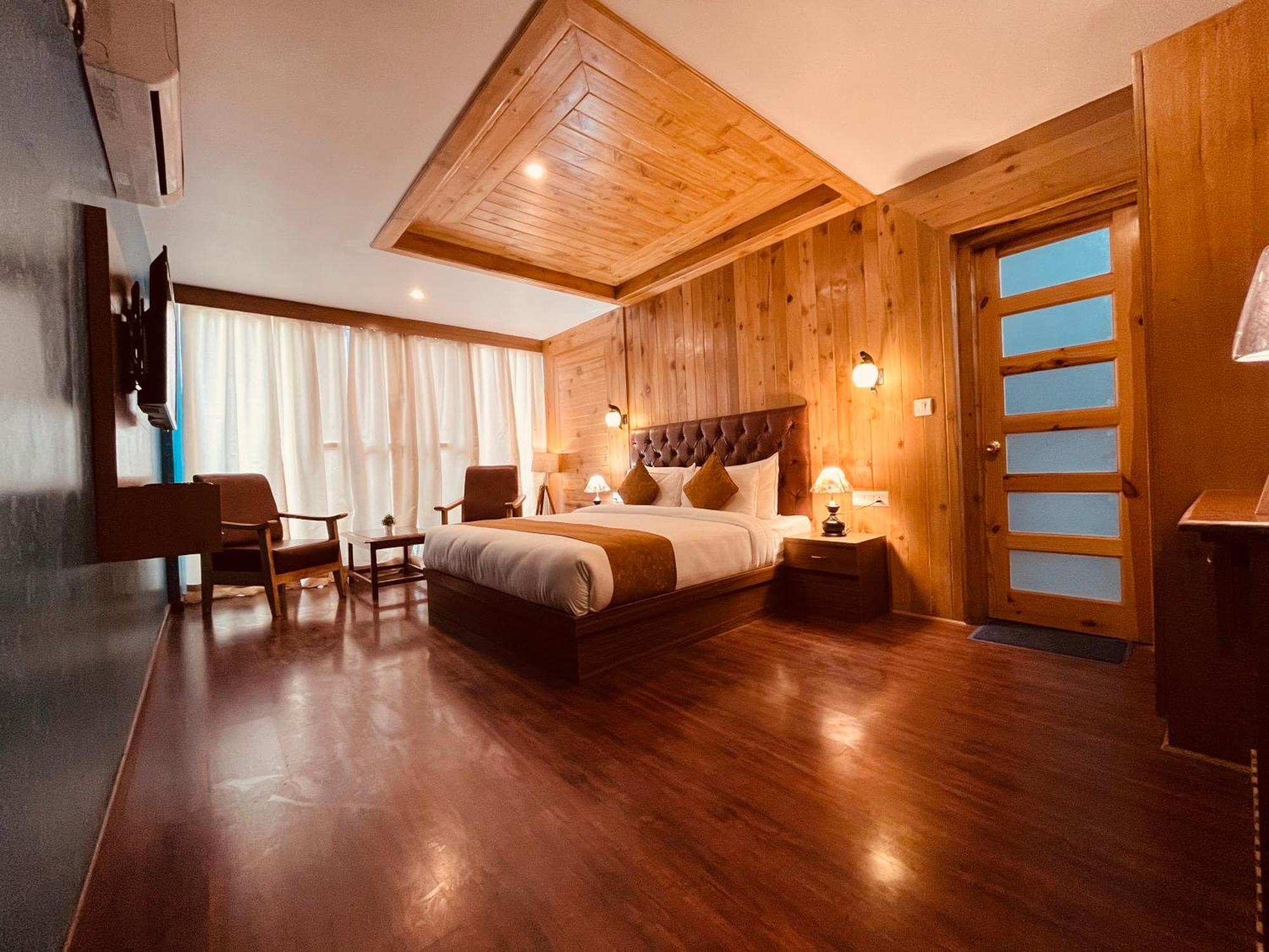 Vista - Centrally Heated & Air Cooled Near Mall Road Hotel