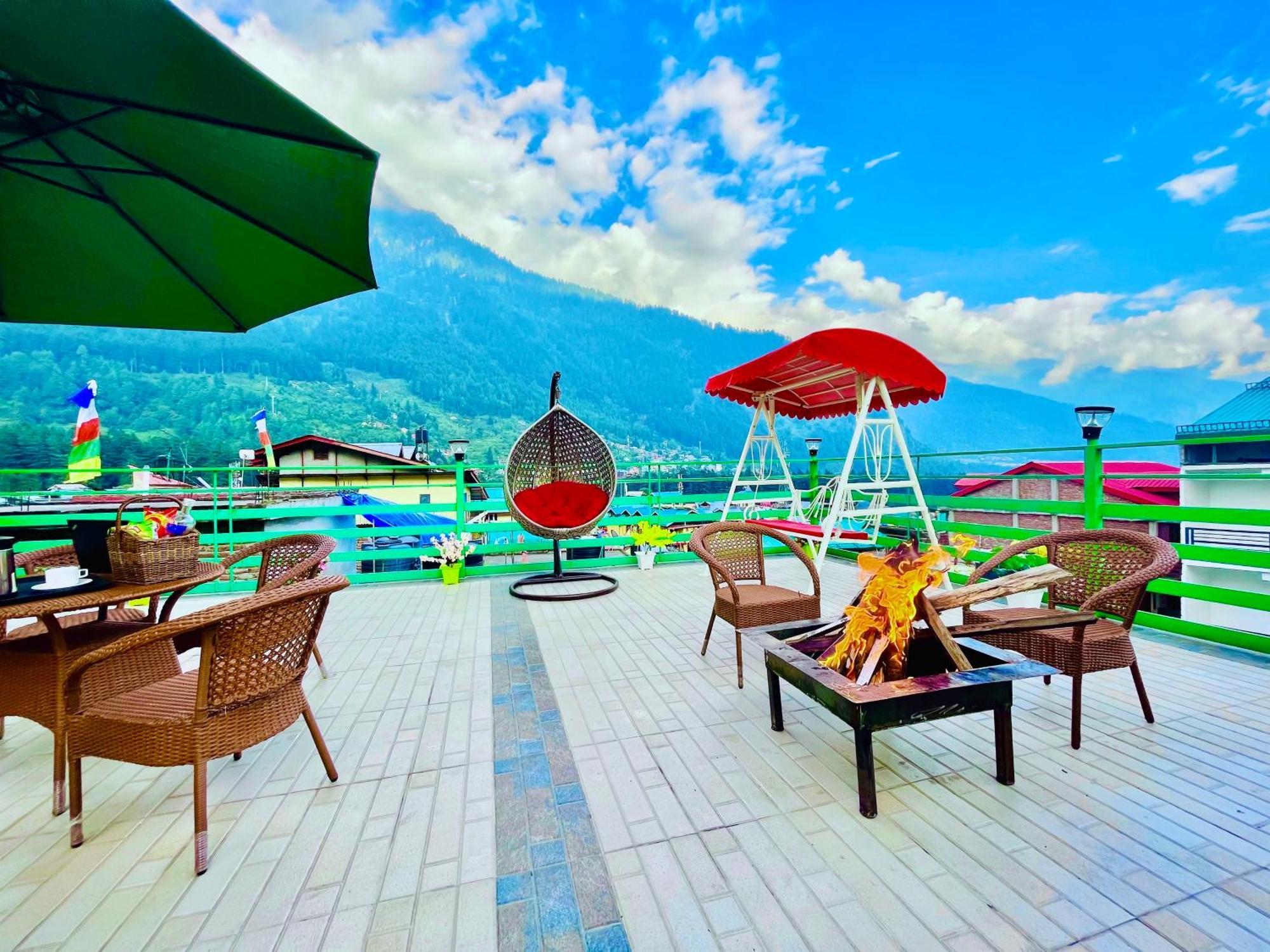 Vista - Centrally Heated & Air Cooled Near Mall Road Hotel