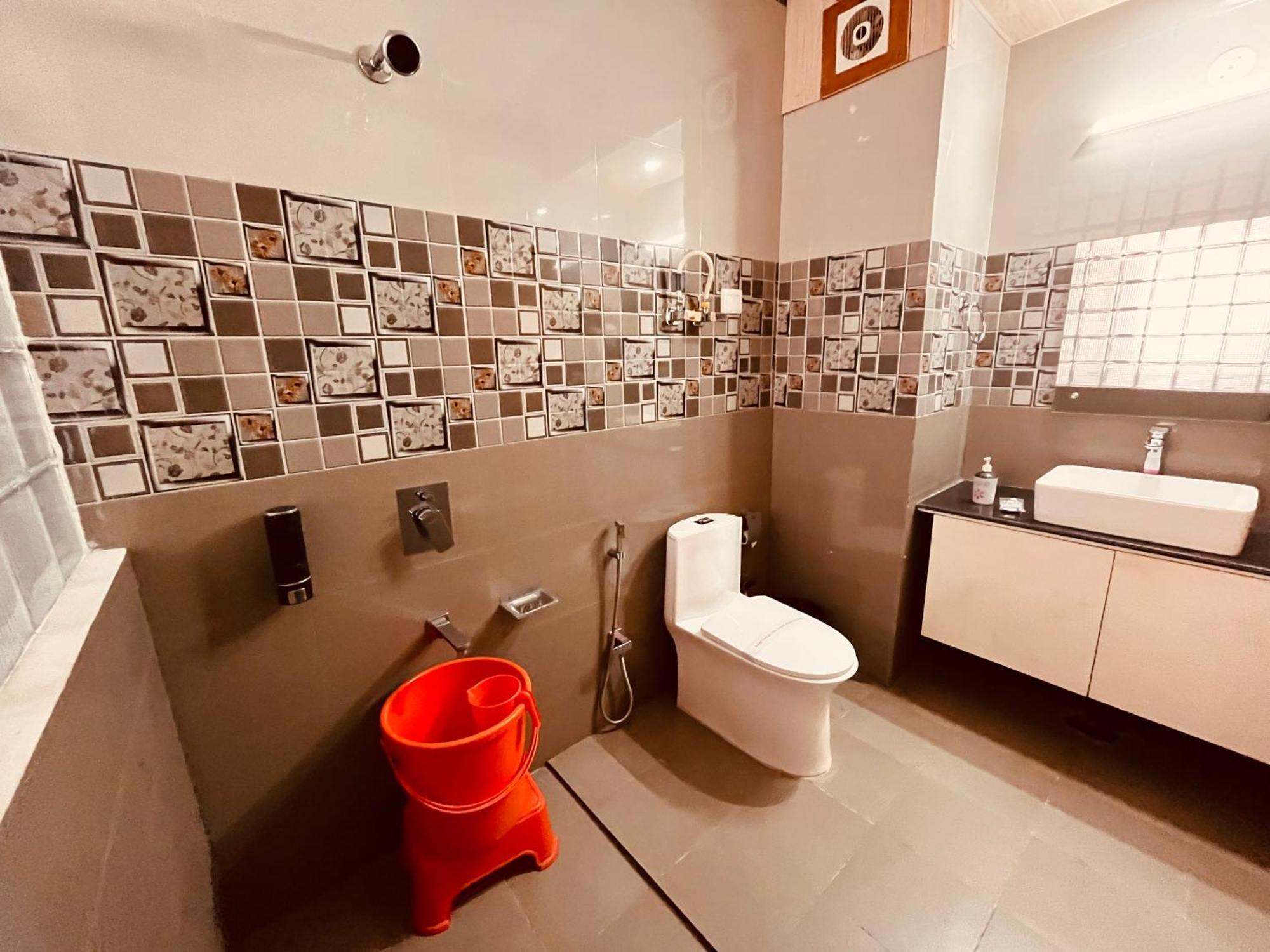 Hotel Vista - Centrally Heated & Air Cooled Near Mall Road *